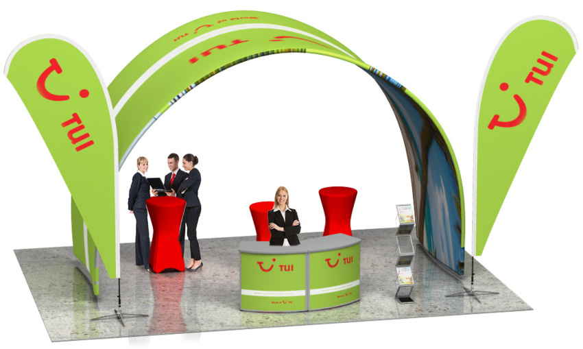 Moderner Messestand mit diversen Personen